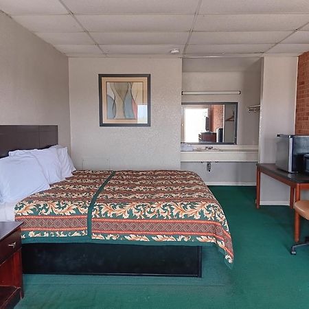 Oyo Sheldon'S Motel And Restaurant Keysville Exteriör bild