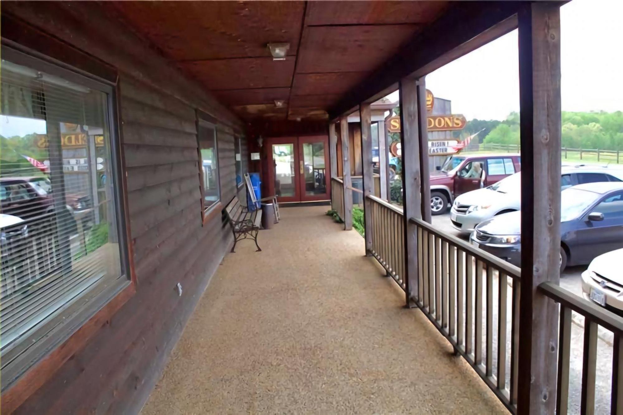 Oyo Sheldon'S Motel And Restaurant Keysville Exteriör bild